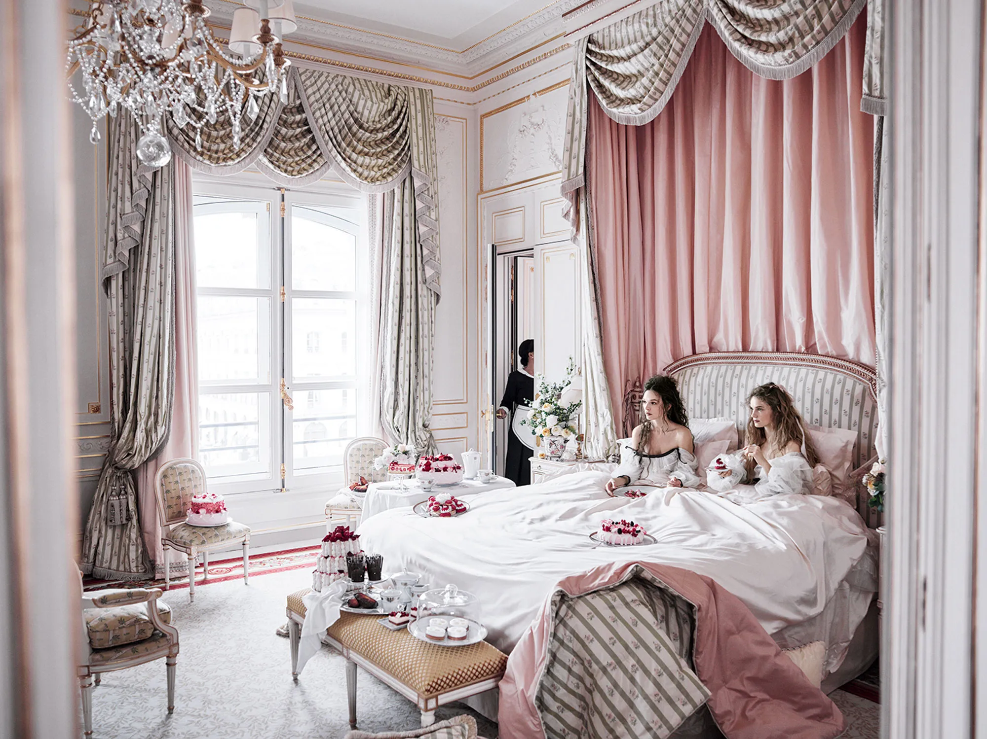 Hen-Do-Luxurious-Paris-Hotel-Suites